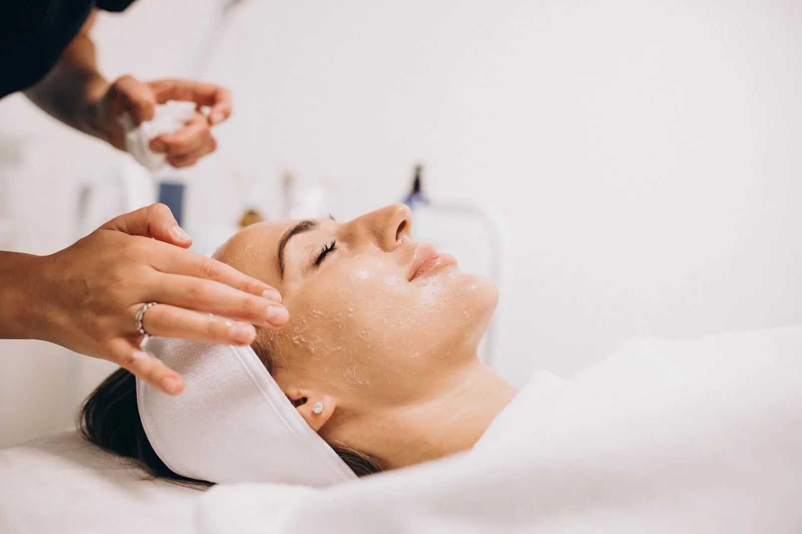 Facial treatments for radiant skin in modern Aestheticss